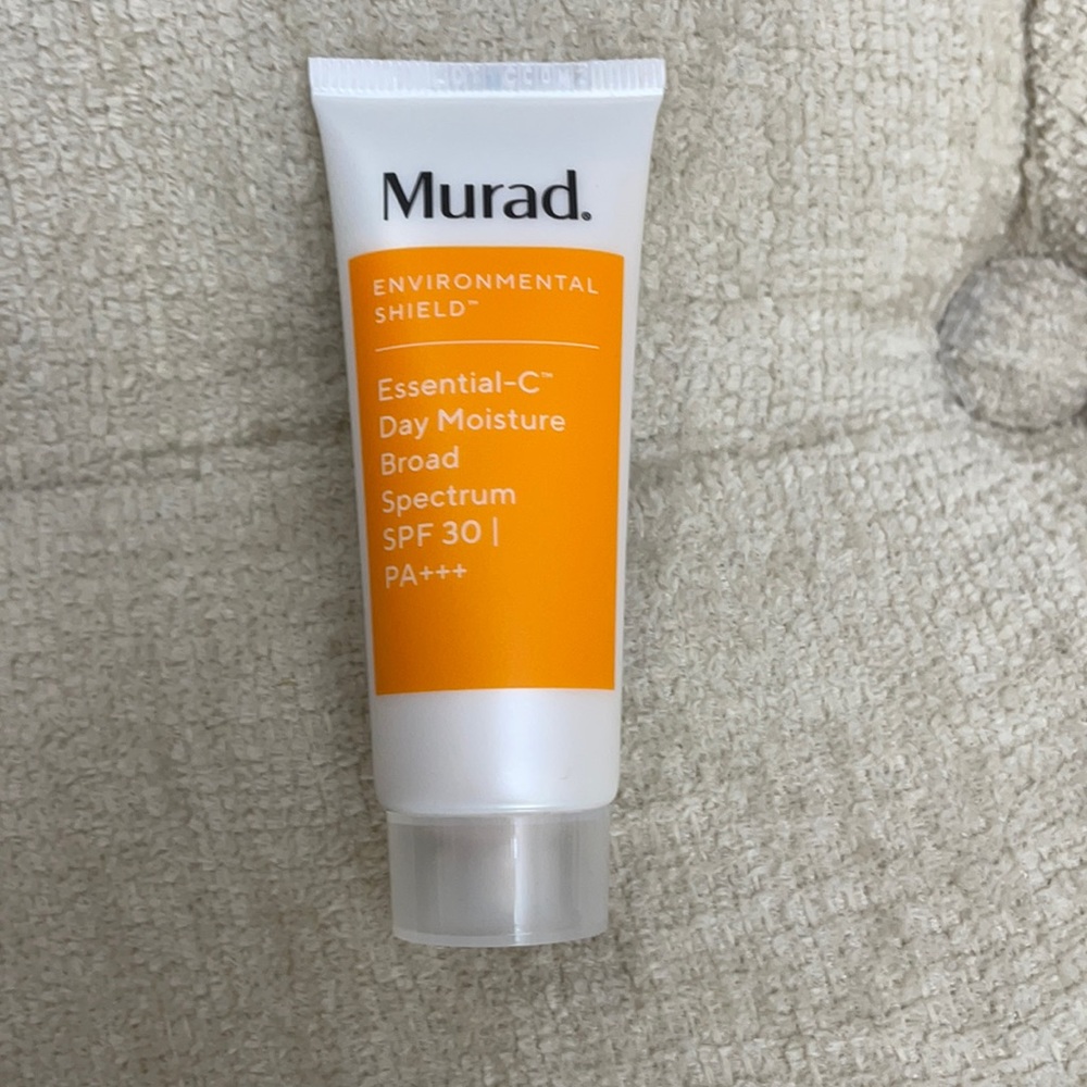 Murad Essential-C Day Moisture Broad Spectrum SPF - Picture 2 of 6